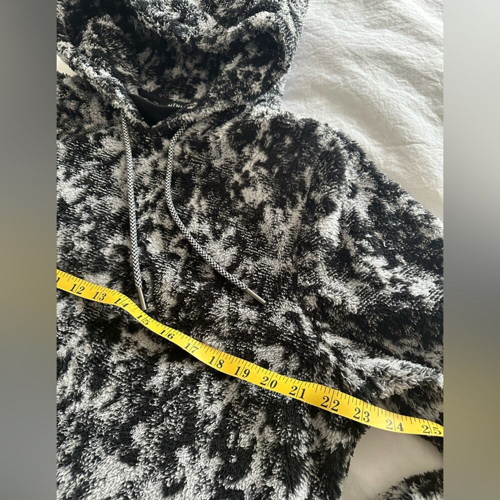 Athleta fuzzy hoodie with pockets, size large - Picture 9 of 9